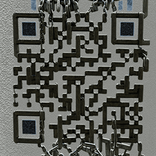 QR‑код в стиле индустриального конструкта из цепей и винтов