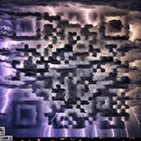 QR‑код из штормовых облаков и электрических вспышек