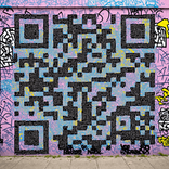 Яркий граффити QR‑код с элементами уличного искусства